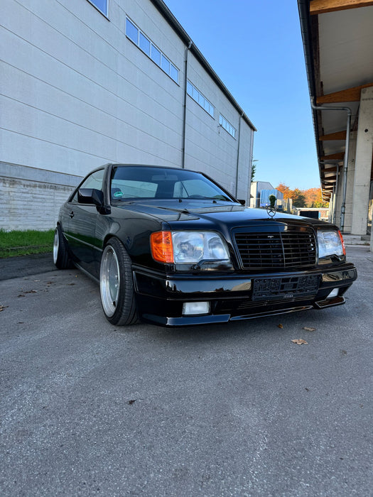 Frontschürze AMG Look Gen 1 mit Logo – Mercedes-Benz W124 Limousine T-Modell Coupe Cabrio (1985–1995)